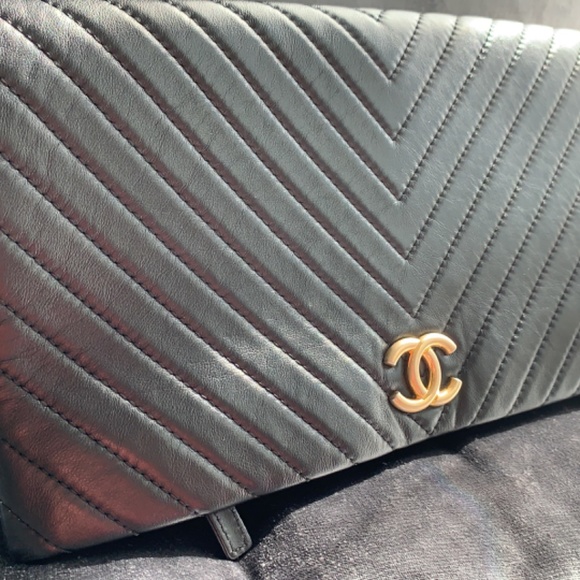 Chanel Chevon clutch - Picture 9 of 11